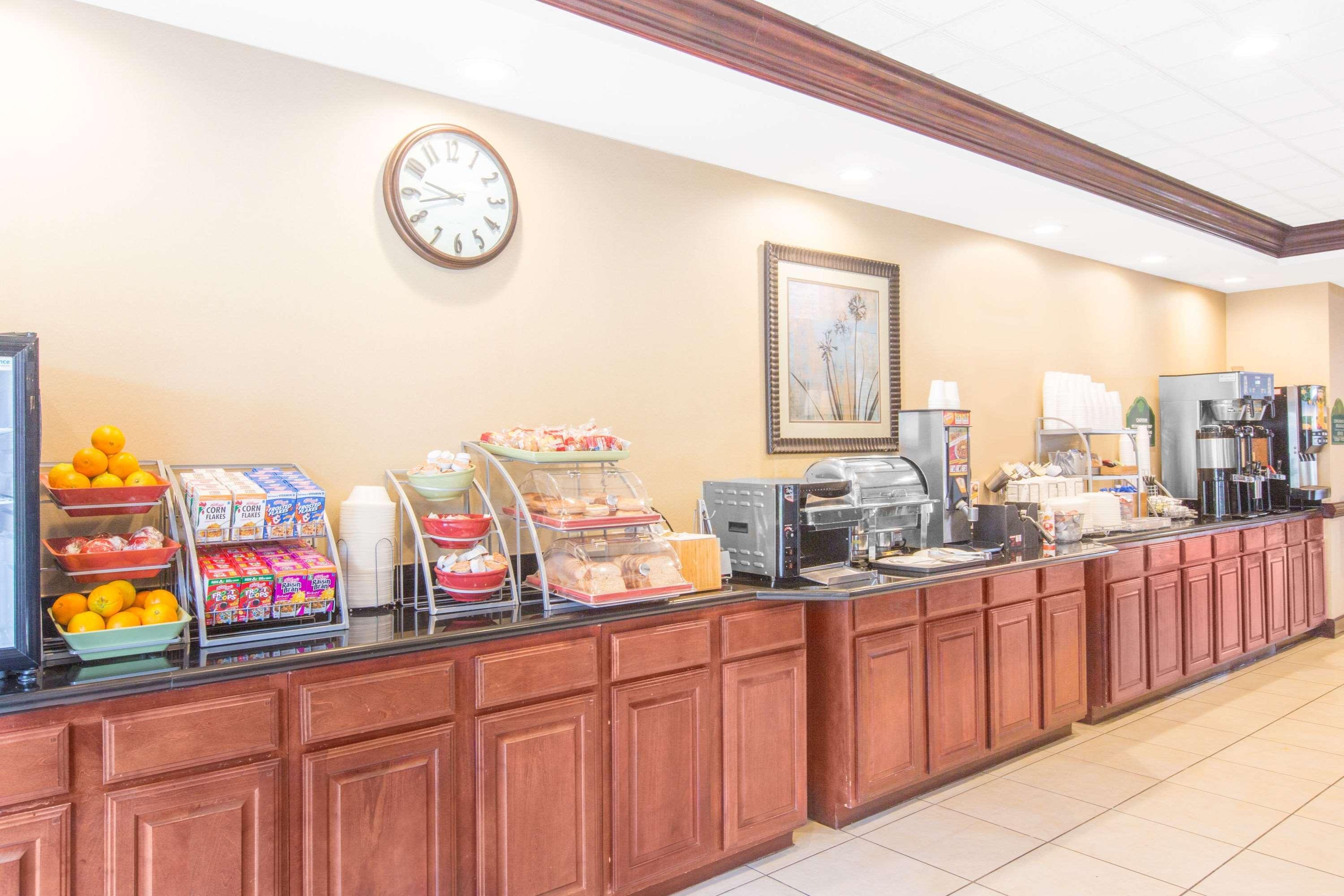Hotel Wingate By Wyndham Southport Extérieur photo